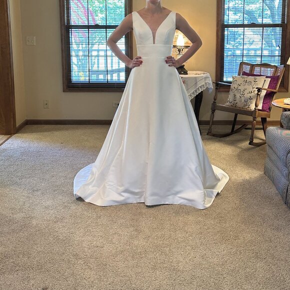 Paloma Blanca #4892 Classic Deep-V Low Back Wedding Dress WITH POCKETS - Picture 4 of 9